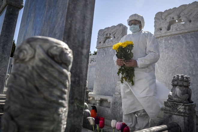 Bị cấm ra nghĩa trang vì COVID-19, đây là cách dân Trung Quốc tảo mộ dịp Tiết Thanh Minh - Ảnh 1.