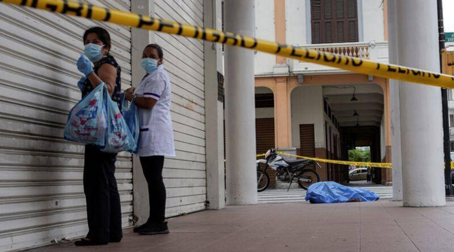 Bệnh viện, nhà xác chật cứng: Nhiều thi thể người bệnh COVID-19 ở Ecuador bị bỏ mặc ngay giữa đường phố - Ảnh 1.