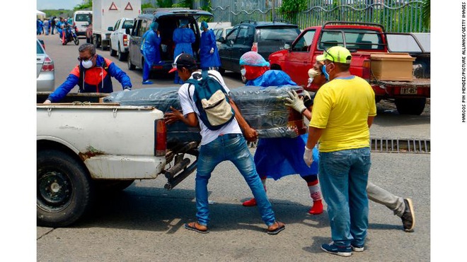 Bệnh viện, nhà xác chật cứng: Nhiều thi thể người bệnh COVID-19 ở Ecuador bị bỏ mặc ngay giữa đường phố - Ảnh 3.