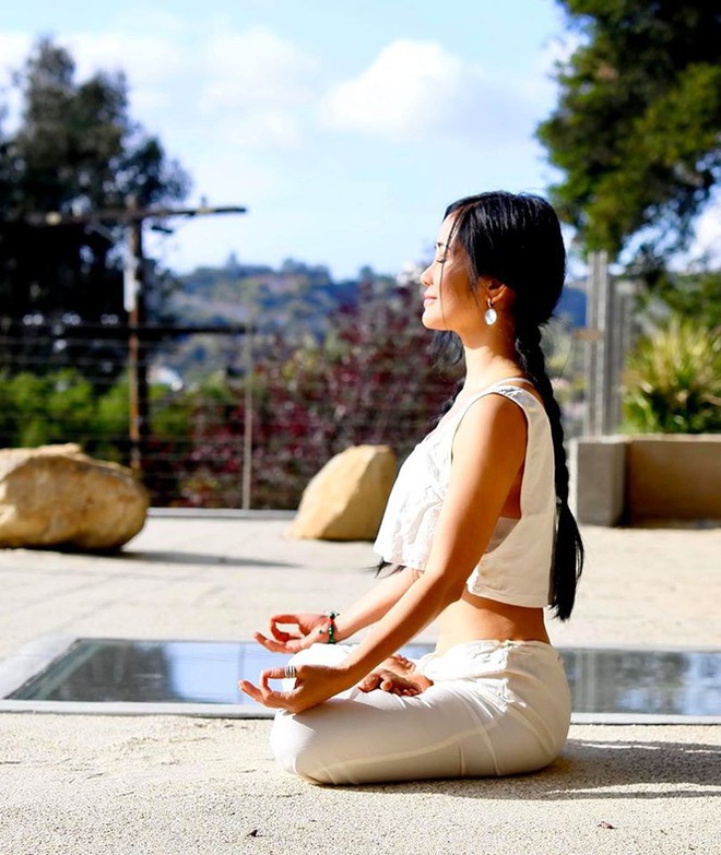 Sống tích cực mùa dịch:  Hồng Nhung tập yoga tại nhà ở Mỹ, khoe vòng eo con kiến - Ảnh 3.