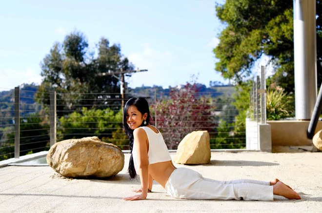 Sống tích cực mùa dịch:  Hồng Nhung tập yoga tại nhà ở Mỹ, khoe vòng eo con kiến - Ảnh 5.