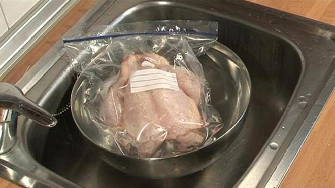 Bí quyết cực đơn giản giúp bảo quản thịt gà đông lạnh tươi ngon như mới mua - Ảnh 3.