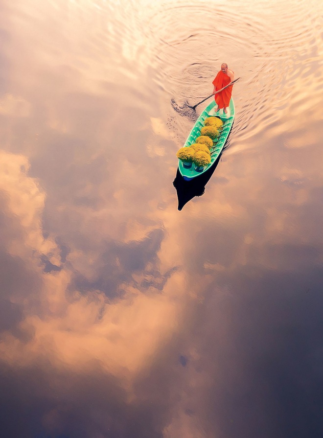 Cảnh nhà sư chèo thuyền chở hoa của nhiếp ảnh gia Việt lọt top ảnh đẹp thế giới - Ảnh 1.