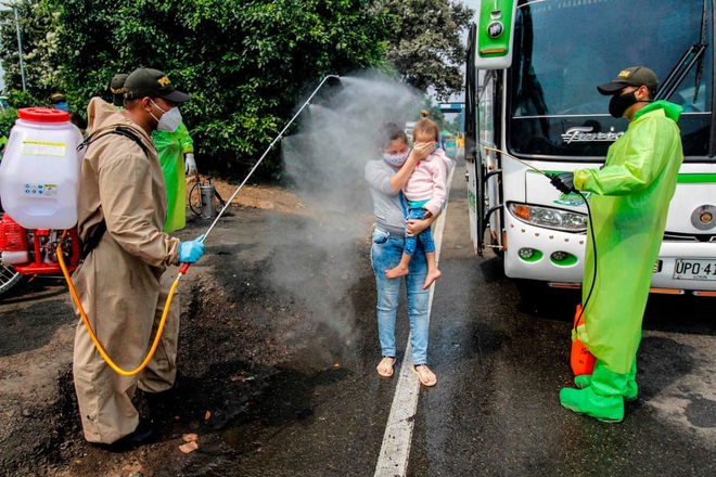 24h qua ảnh: Du khách đứng chật cứng trên núi nổi tiếng ở Trung Quốc - Ảnh 11.