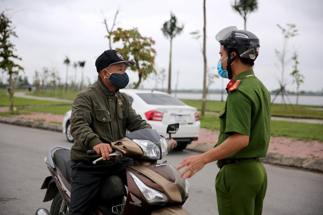 Lập tổ công tác tuần tra xử lý vụ hàng trăm người đổ dồn về hồ điều hòa như trẩy hội - Ảnh 3.