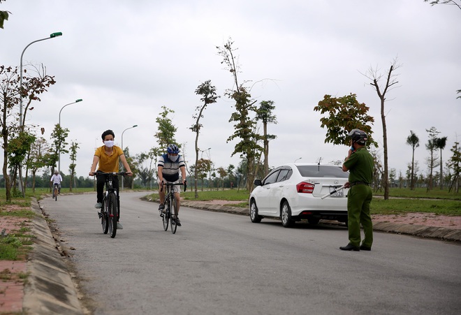 Lập tổ công tác tuần tra xử lý vụ hàng trăm người đổ dồn về hồ điều hòa như trẩy hội - Ảnh 1.