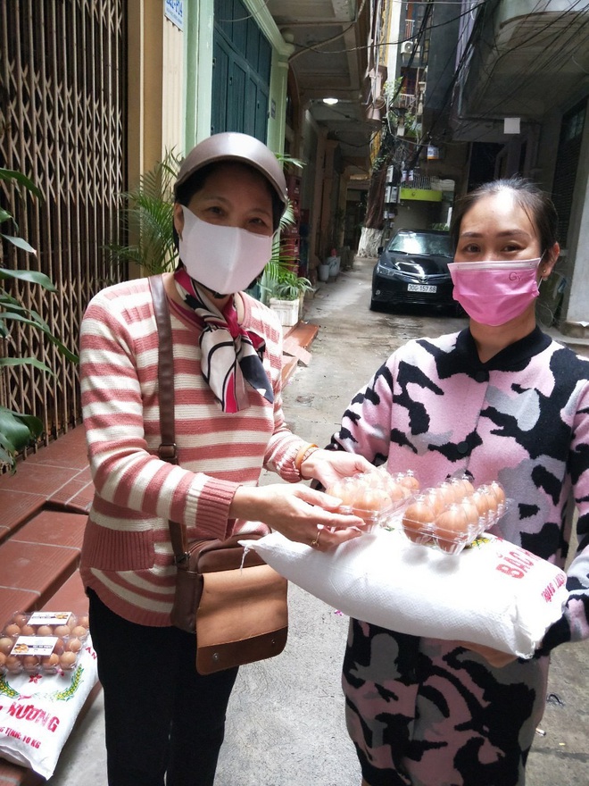 Quận Ba Đình: Phát gạo, nhu yếu phẩm giúp đỡ người dân phòng chống dịch Covid-19 - Ảnh 1.