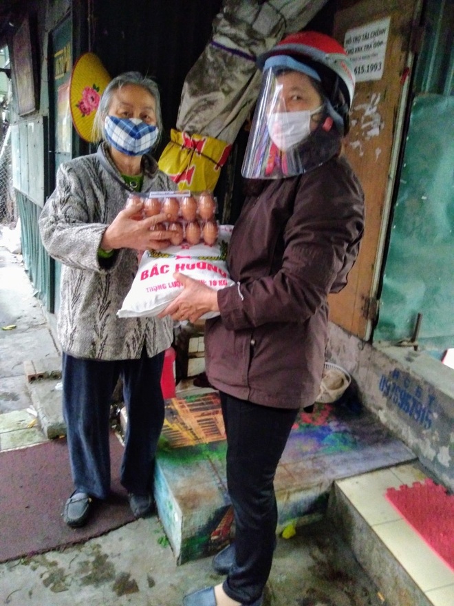 Quận Ba Đình: Phát gạo, nhu yếu phẩm giúp đỡ người dân phòng chống dịch Covid-19 - Ảnh 2.