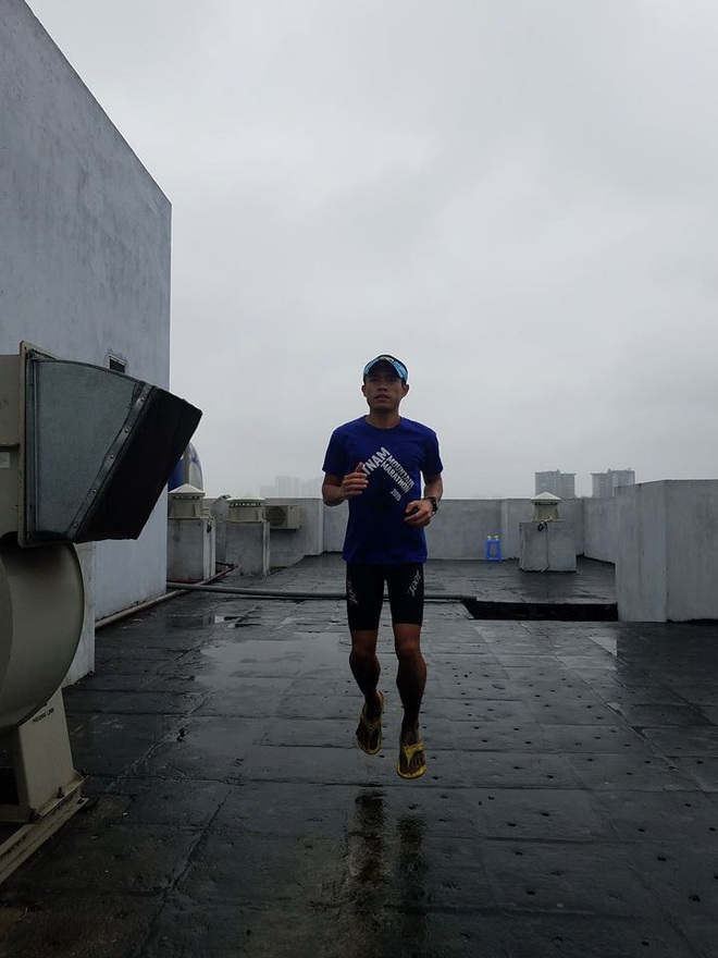 Không được ra đường vì dịch, chàng trai Hà Nội lên sân thượng chung cư hoàn thành quãng đường chạy marathon 42,8km - Ảnh 2.