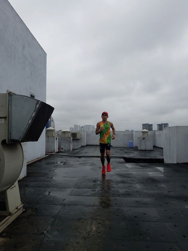 Không được ra đường vì dịch, chàng trai Hà Nội lên sân thượng chung cư hoàn thành quãng đường chạy marathon 42,8km - Ảnh 3.