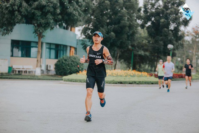 Không được ra đường vì dịch, chàng trai Hà Nội lên sân thượng chung cư hoàn thành quãng đường chạy marathon 42,8km - Ảnh 9.