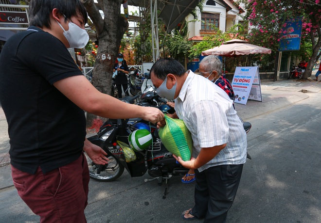  Máy phát gạo tự động cho hàng nghìn người nghèo ở Sài Gòn, chỉ cần bấm nút là có gạo - Ảnh 16.