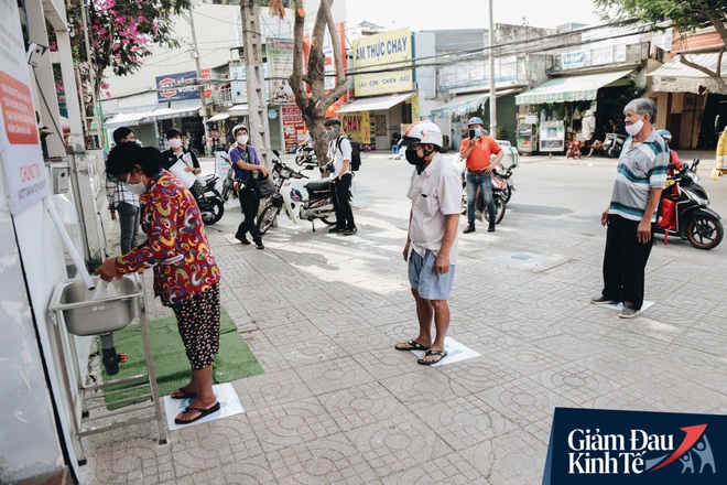 Máy ATM nhả ra gạo miễn phí cho người nghèo giữa thời dịch ở Sài Gòn, đảm bảo không một ai bị bỏ lại phía sau - Ảnh 1.