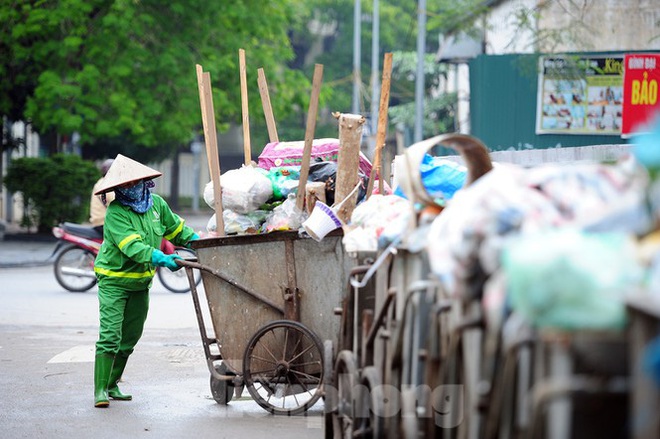 Theo chân công nhân môi trường làm sạch đường phố trong mùa dịch - Ảnh 1.