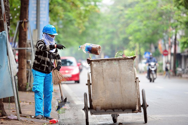 Theo chân công nhân môi trường làm sạch đường phố trong mùa dịch - Ảnh 11.