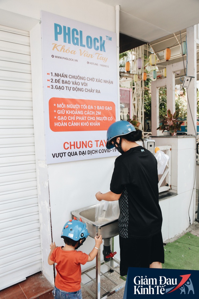 Máy ATM nhả ra gạo miễn phí cho người nghèo giữa thời dịch ở Sài Gòn, đảm bảo không một ai bị bỏ lại phía sau - Ảnh 12.