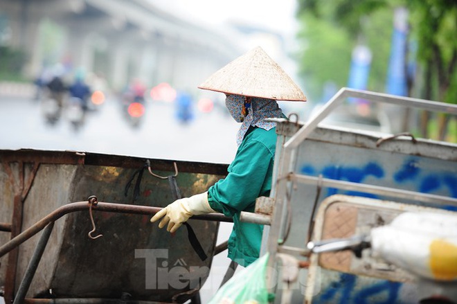 Theo chân công nhân môi trường làm sạch đường phố trong mùa dịch - Ảnh 13.