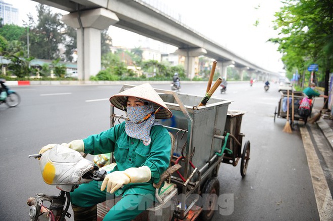 Theo chân công nhân môi trường làm sạch đường phố trong mùa dịch - Ảnh 14.