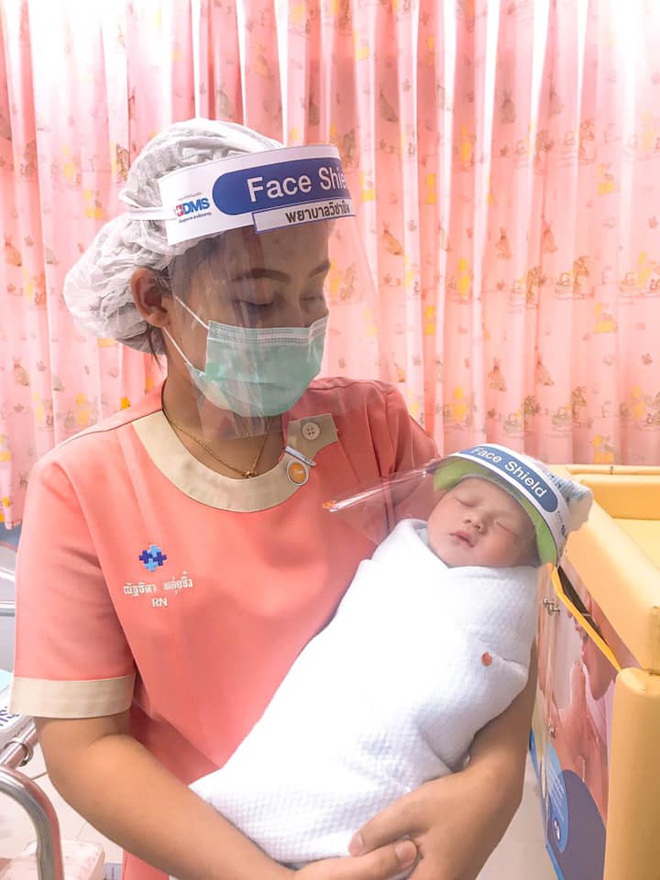 Những em bé ở Thái Lan mới sinh ra đã có tấm khiên che mặt độc đáo để bảo vệ chúng khỏi coronavirus - Ảnh 3.