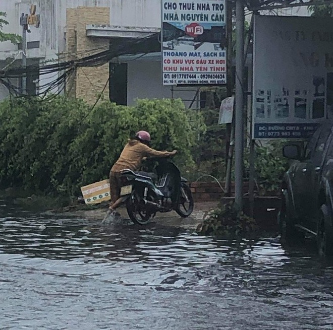  Mưa lớn nhiều giờ bất ngờ đổ xuống đảo ngọc Phú Quốc  - Ảnh 4.