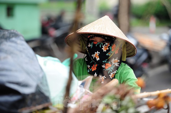 Theo chân công nhân môi trường làm sạch đường phố trong mùa dịch - Ảnh 4.