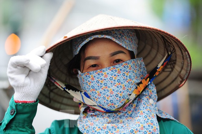 Theo chân công nhân môi trường làm sạch đường phố trong mùa dịch - Ảnh 6.