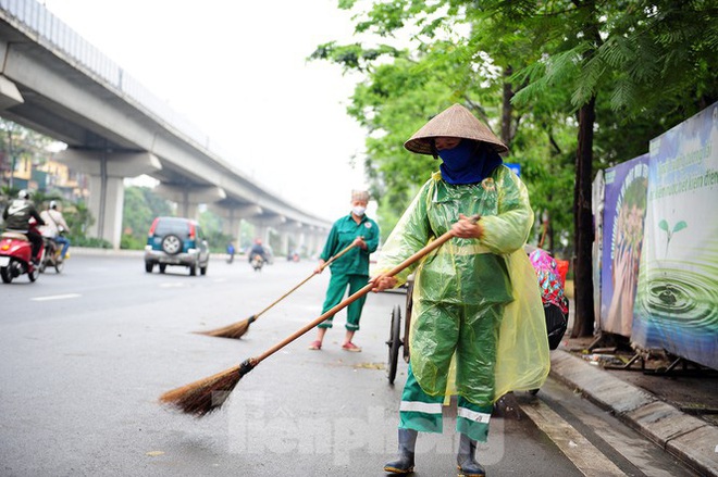 Theo chân công nhân môi trường làm sạch đường phố trong mùa dịch - Ảnh 8.