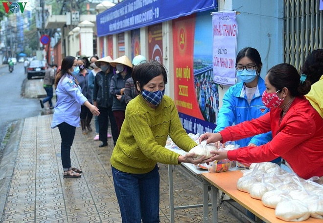 Phường Phúc Xá, Hà Nội: Những suất ăn miễn phí hỗ trợ người dân lao động gặp khó khăn - Ảnh 2.