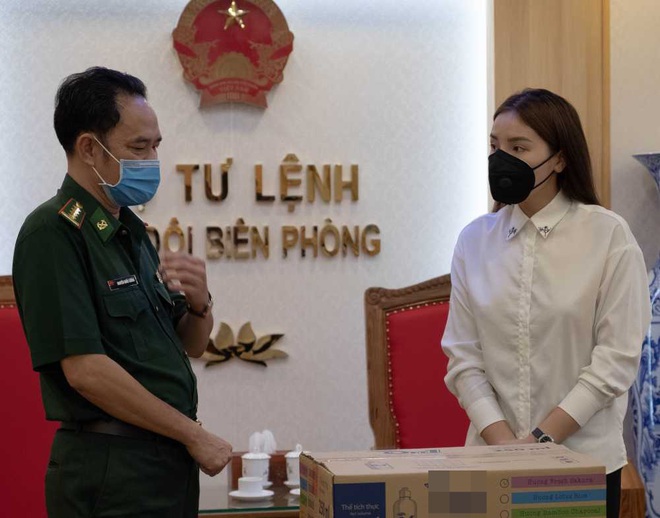Sau hàng loạt sao Việt, Hoa hậu Kỳ Duyên cũng đã có hành động ý nghĩa này gửi tới các chiến sĩ biên phòng giữa mùa dịch - Ảnh 7.