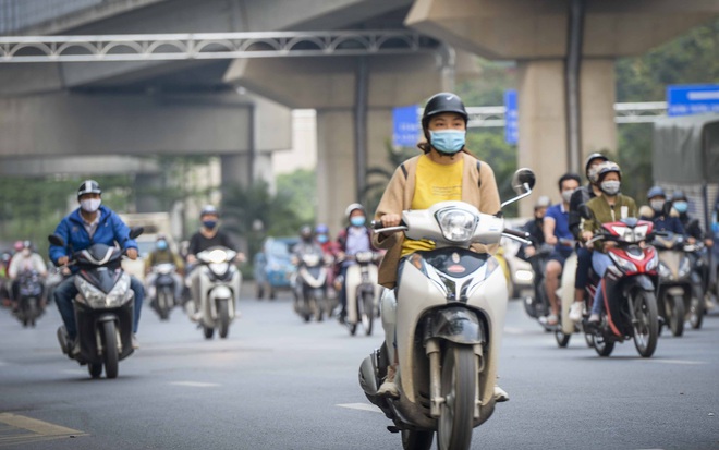 Ngày thứ 9 thực hiện cách ly xã hội, đường phố Hà Nội bất ngờ đông đúc trở lại - Ảnh 3.