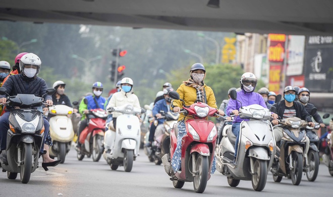 Ngày thứ 9 thực hiện cách ly xã hội, đường phố Hà Nội bất ngờ đông đúc trở lại - Ảnh 2.