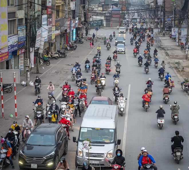 Ngày thứ 9 thực hiện cách ly xã hội, đường phố Hà Nội bất ngờ đông đúc trở lại - Ảnh 5.