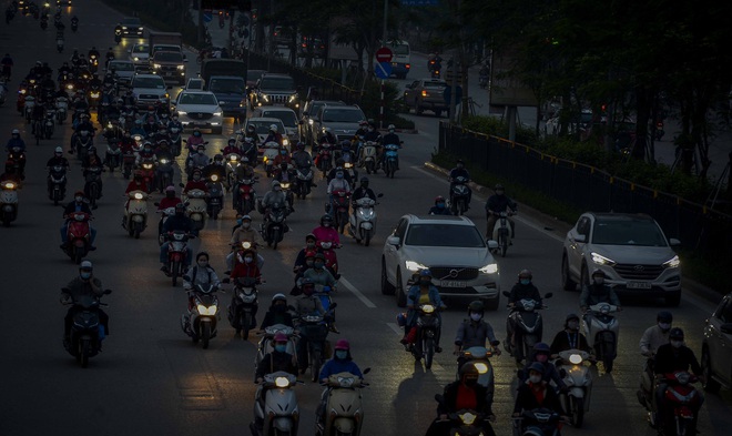 Ngày thứ 9 thực hiện cách ly xã hội, đường phố Hà Nội bất ngờ đông đúc trở lại - Ảnh 11.