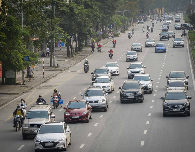 Ngày thứ 9 thực hiện cách ly xã hội, đường phố Hà Nội bất ngờ đông đúc trở lại - Ảnh 9.