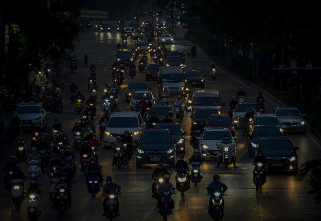 Ngày thứ 9 thực hiện cách ly xã hội, đường phố Hà Nội bất ngờ đông đúc trở lại - Ảnh 13.