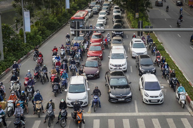 Ngày thứ 9 thực hiện cách ly xã hội, đường phố Hà Nội bất ngờ đông đúc trở lại - Ảnh 1.