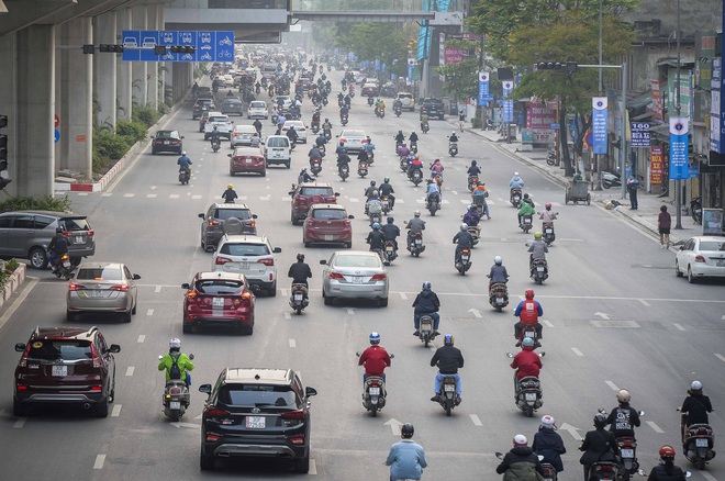 Ngày thứ 9 thực hiện cách ly xã hội, đường phố Hà Nội bất ngờ đông đúc trở lại - Ảnh 7.