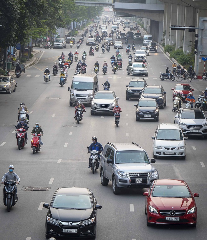 Ngày thứ 9 thực hiện cách ly xã hội, đường phố Hà Nội bất ngờ đông đúc trở lại - Ảnh 6.