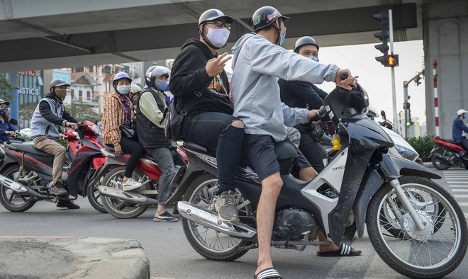 Ngày thứ 9 thực hiện cách ly xã hội, đường phố Hà Nội bất ngờ đông đúc trở lại - Ảnh 4.