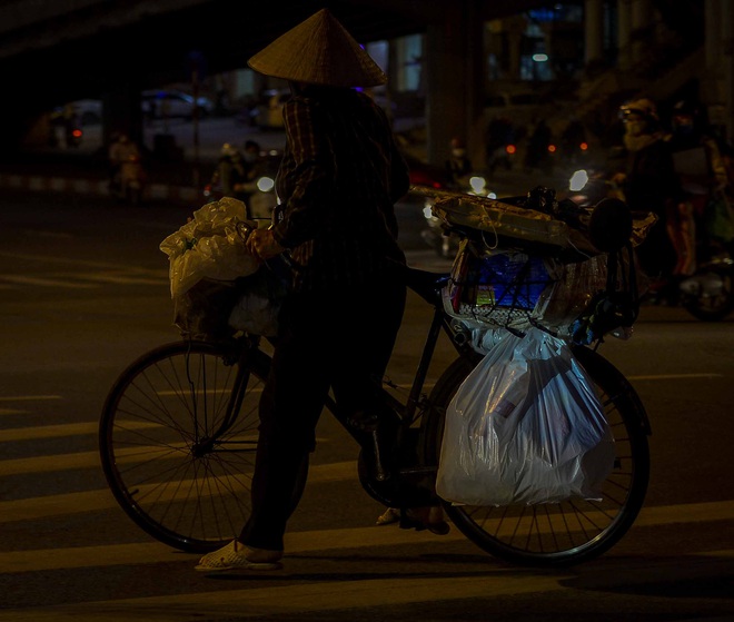 Ngày thứ 9 thực hiện cách ly xã hội, đường phố Hà Nội bất ngờ đông đúc trở lại - Ảnh 14.