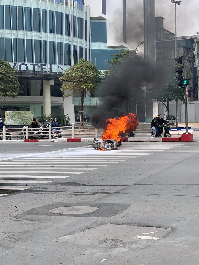 Xe máy bất ngờ cháy thành than giữa phố Hà Nội, khung xe trơ trọi gây ám ảnh - Ảnh 2.