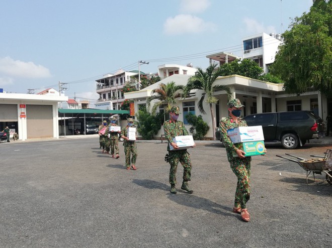 Khánh Hoà trao tặng quà hơn 500 triệu đồng cho bộ đội làm nhiệm vụ tại khu cách ly - Ảnh 3.