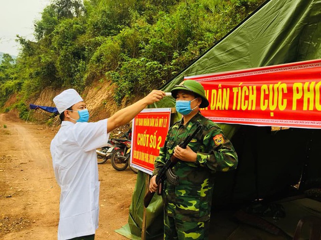 Lính quân hàm xanh trải lá chuối dọn bữa ăn bên suối để chống dịch COVID - 19 - Ảnh 2.