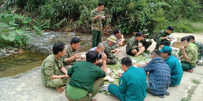 Lính quân hàm xanh trải lá chuối dọn bữa ăn bên suối để chống dịch COVID - 19 - Ảnh 10.