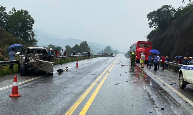 3 ô tô va chạm trên cao tốc Nội Bài - Lào Cai, 2 người bị thương - Ảnh 1.