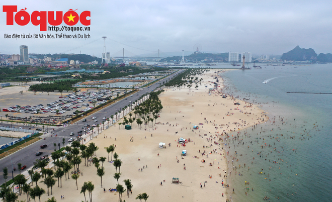 Biển Bãi Cháy đông trở lại, Quảng Ninh bắt đầu kích cầu đón khách du lịch sau Covid-19 - Ảnh 1.