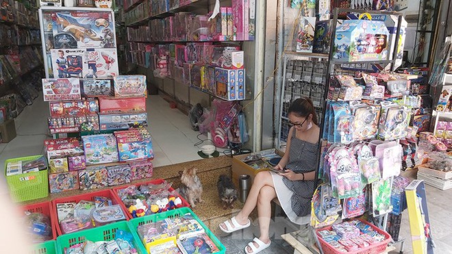 Tiểu thương chợ quần áo lớn nhất Hà Nội ngóng khách sau giãn cách xã hội - Ảnh 12.