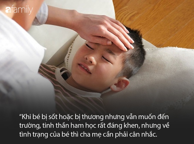 Một tay băng bó, một tay vẫn hăng hái xách balo đến trường, cậu bé khiến cư dân mạng vừa buồn cười vừa thương - Ảnh 3.