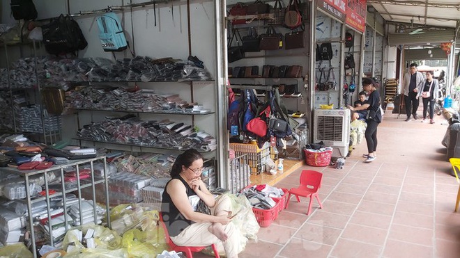 Tiểu thương chợ quần áo lớn nhất Hà Nội ngóng khách sau giãn cách xã hội - Ảnh 7.