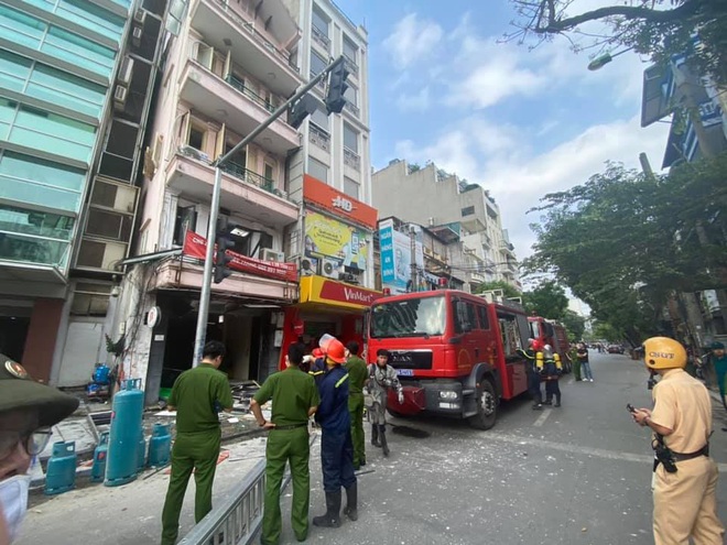 Hà Nội: Nổ bình gas tại quán gà rán giữa phố cổ khiến 3 người nhập viện, nhiều người hoảng loạn - Ảnh 2.